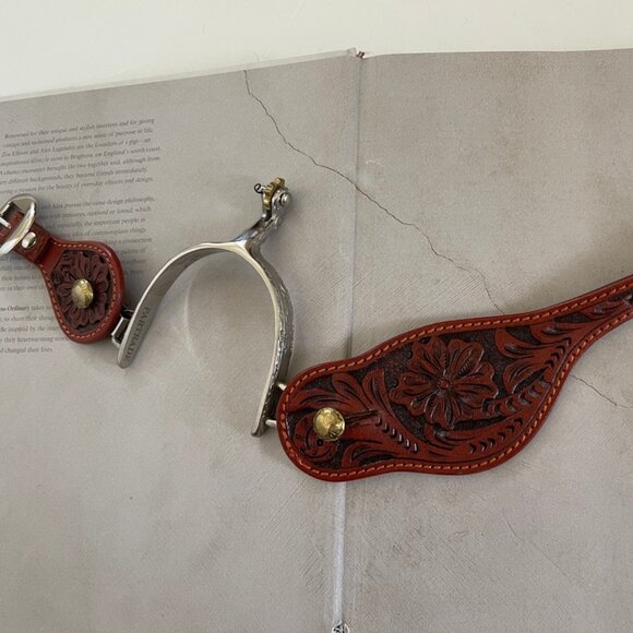 PARTRADE Brushed & Engraved Stainless Stock Spurs/Tooled Leather Strap: NWOT!! - Picture 3 of 15